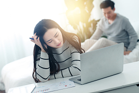 青年女人在家使用电脑