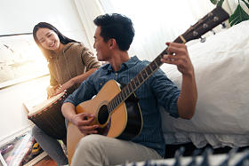 快乐情侣在家演奏乐器图片