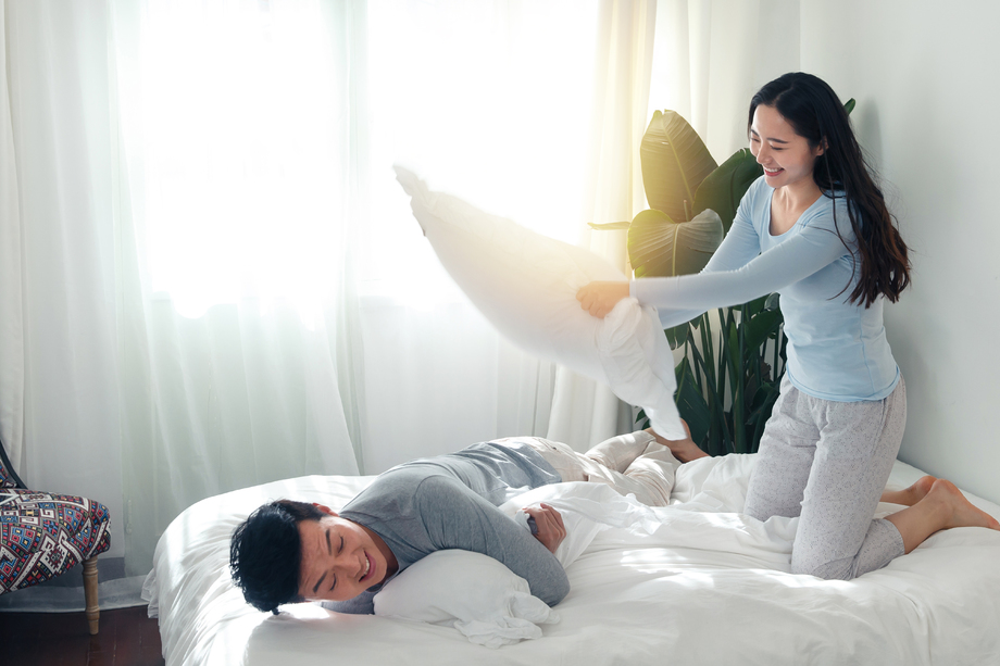 快乐情侣在室内玩耍照片