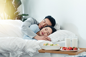 青年伴侣和早餐照片