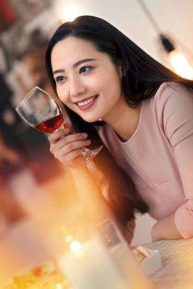 青年女人吃晚餐