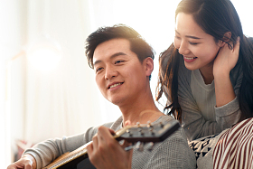 幸福的青年女人照片