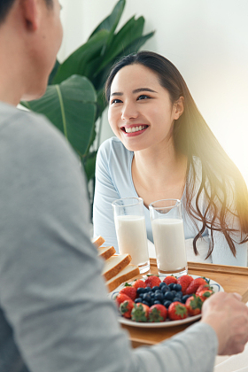 青年男子给女朋友拿早餐图片