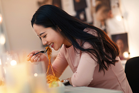 青年女人吃晚餐图片