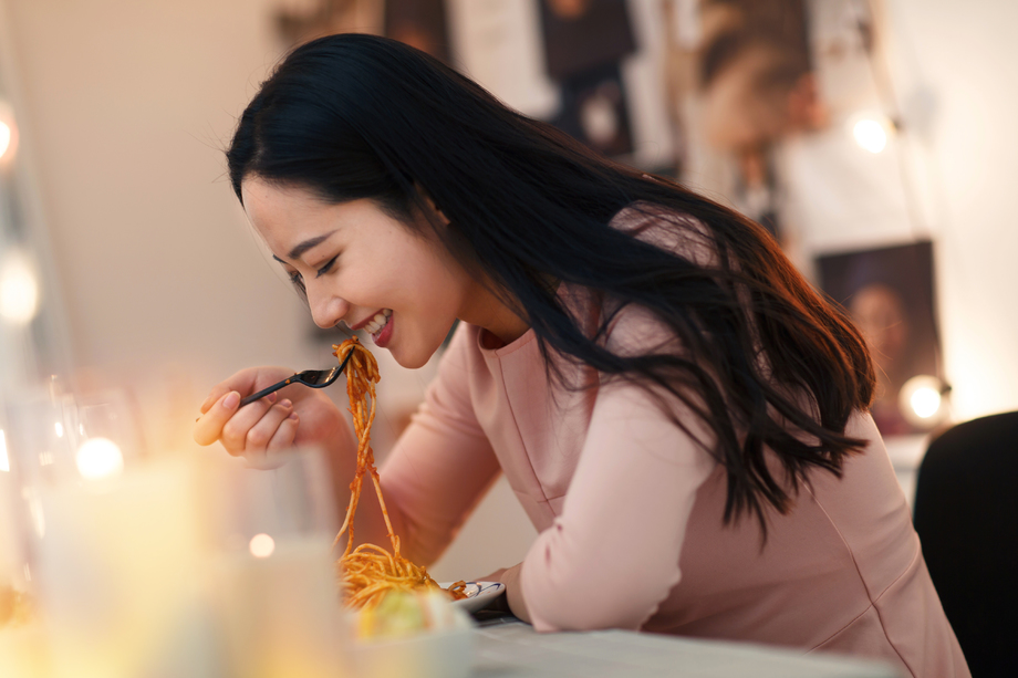 青年女人吃晚餐图片
