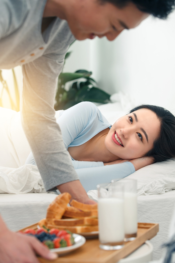 青年男子给女朋友做早餐 青年男子给女朋友做早餐