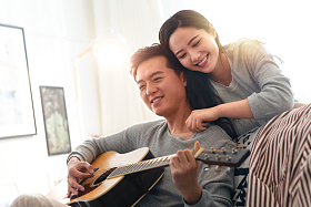 幸福的青年女人图片