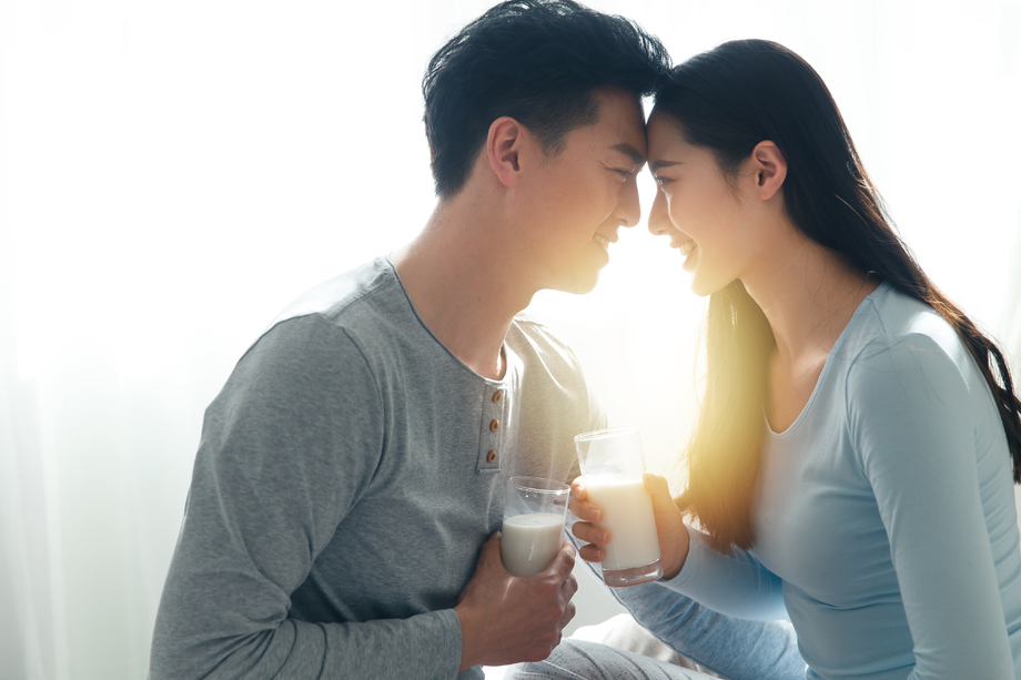 青年情侣喝牛奶图片