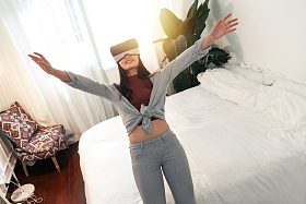 青年女人在室内玩耍图片