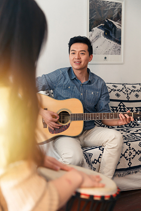 快乐情侣在家演奏乐器图片