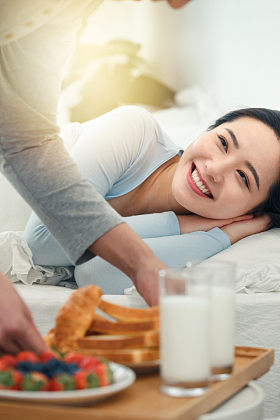 青年男子给女朋友做早餐图片