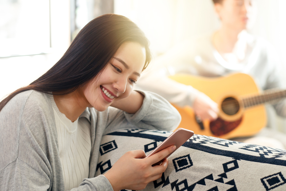 青年女人看手机照片 青年女人看手机照片
