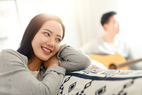幸福的青年女人