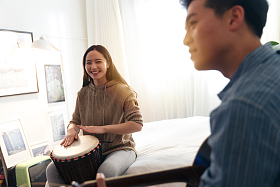 快乐情侣在家演奏乐器照片