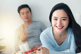 青年情侣吃早餐