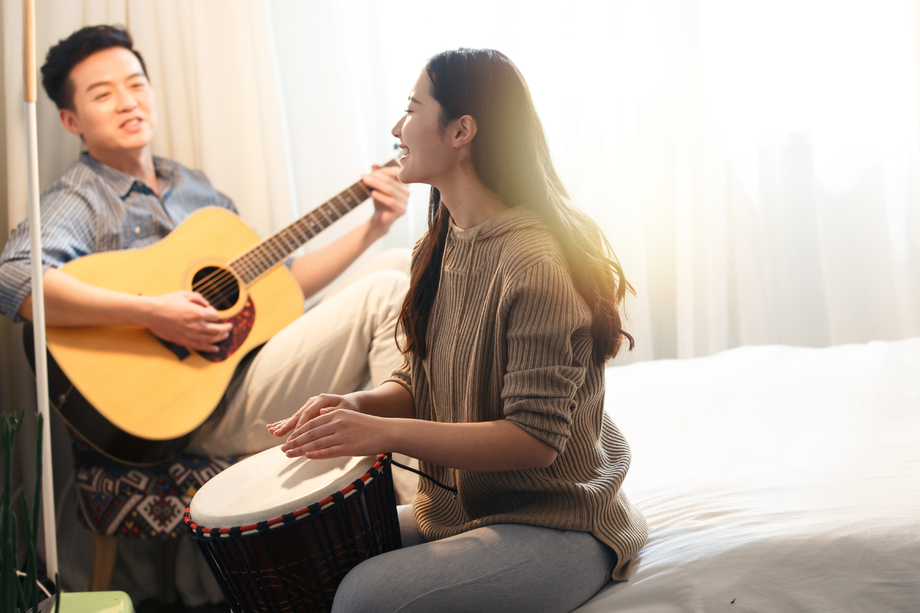 快乐情侣在家演奏乐器照片 快乐情侣在家演奏乐器照片