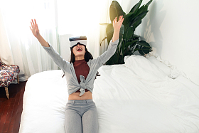 青年女人在室内玩耍图片