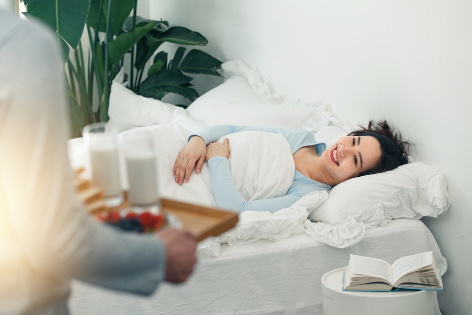 青年男子给女朋友做早餐 青年男子给女朋友做早餐
