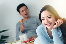 青年情侣吃早餐