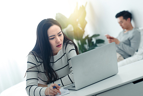 青年女人在家使用电脑照片