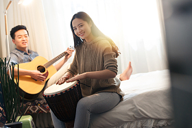 快乐情侣在家演奏乐器图片