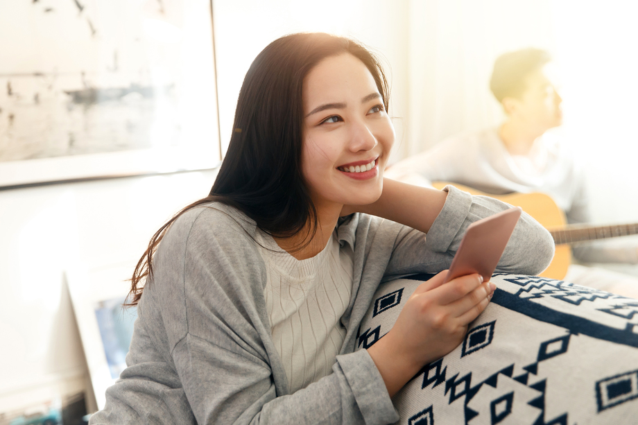 青年女人看手机图片 青年女人看手机图片