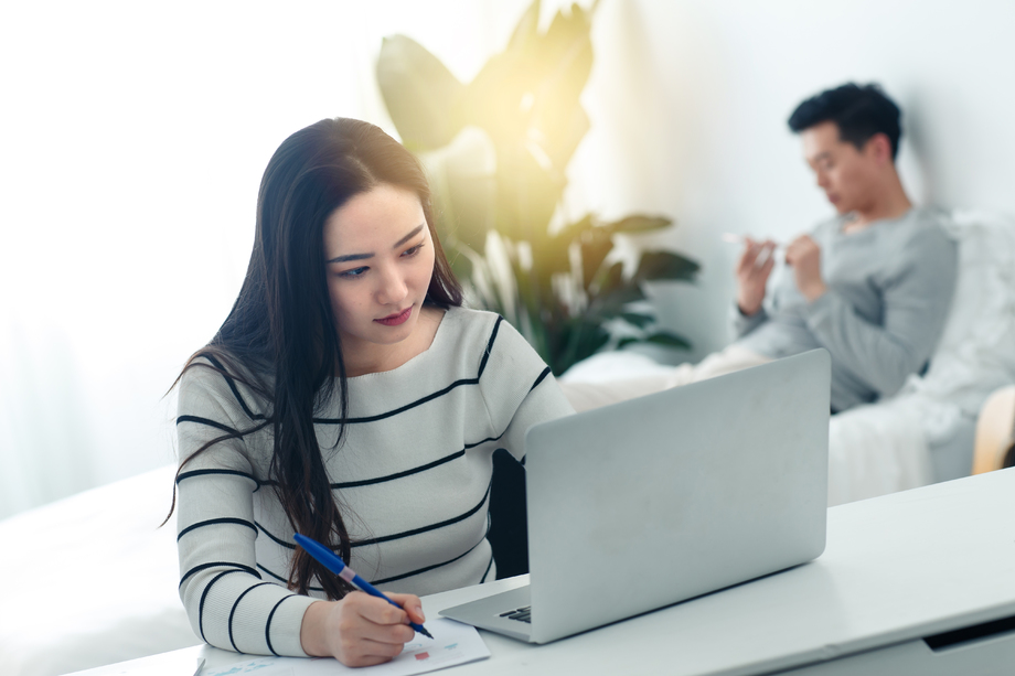 青年女人在家使用电脑图片 青年女人在家使用电脑图片