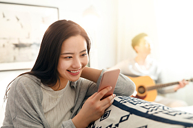 青年女人看手机图片