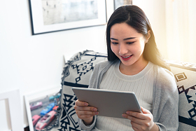 青年女人看平板电脑