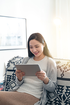 青年女人看平板电脑