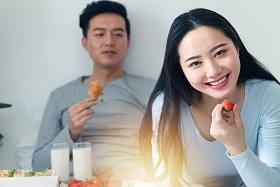 青年情侣吃早餐照片