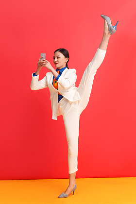 青年商务女人看手机照片