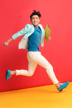 青年男人奔跑图片