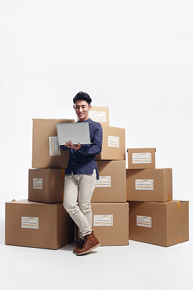 青年男人使用电脑图片