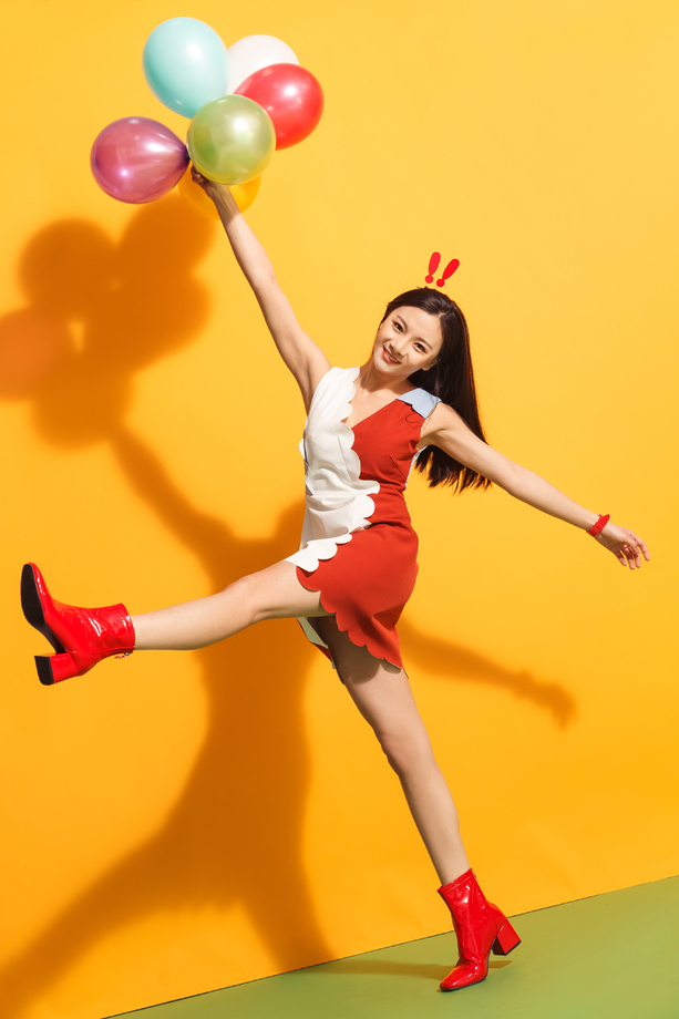 快乐的青年女人照片