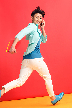 青年男人奔跑图片