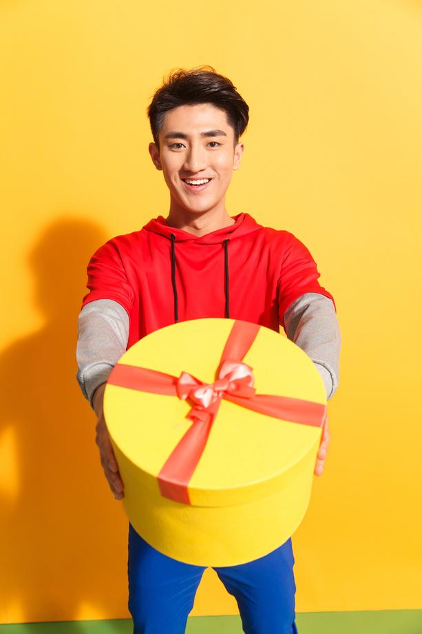 拿着礼物的青年男人照片 拿着礼物的青年男人照片