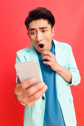 青年男人看手机图片