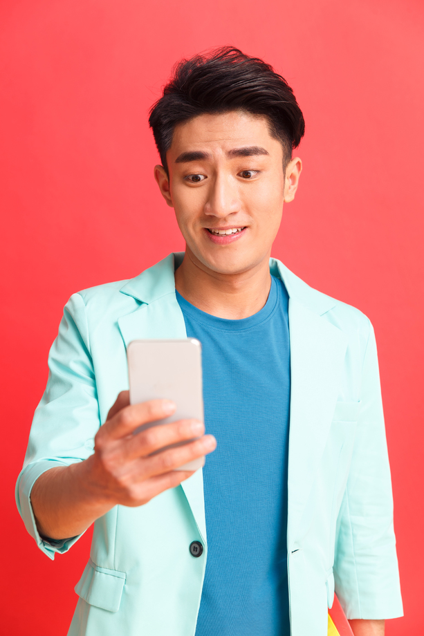青年男人看手机照片