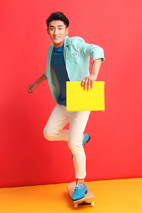 青年男人滑滑板图片