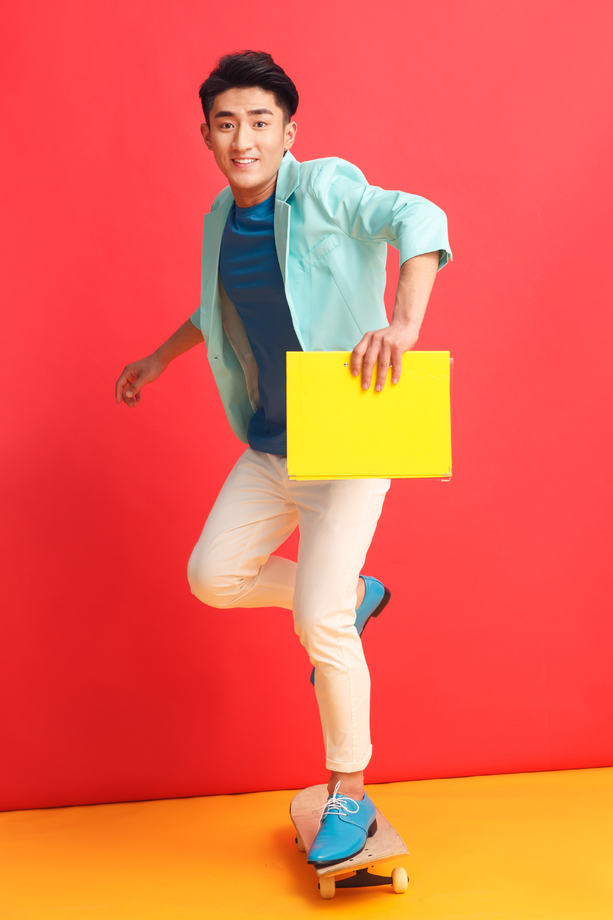 青年男人滑滑板图片 青年男人滑滑板图片