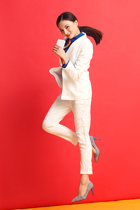 拿着手机的快乐女人图片