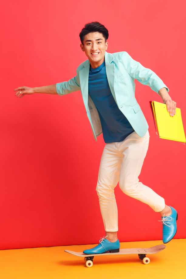 青年男人滑滑板图片 青年男人滑滑板图片