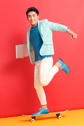 青年男人滑滑板图片