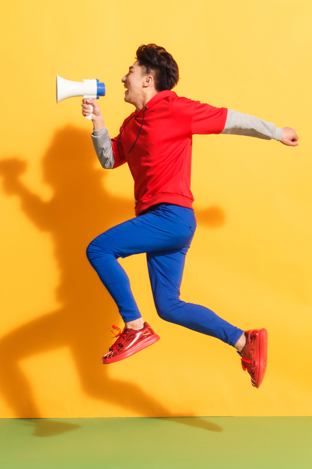 青年男人拿着话筒照片