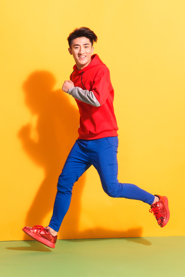 青年男人奔跑图片 青年男人奔跑图片