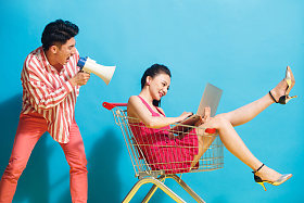 青年男人拿着喇叭喊叫图片