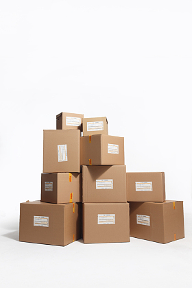 堆叠的箱子照片