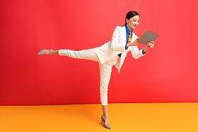 青年女人使用平板电脑