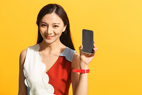 青年女人展示手机照片